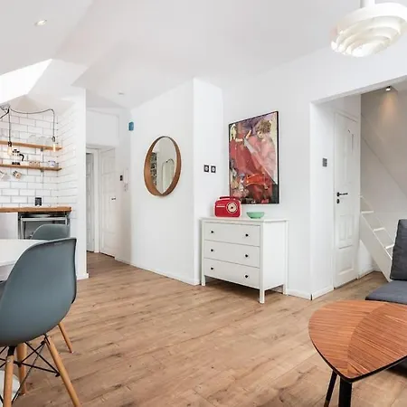 Artistic Flat With Entresol - 5' Market Square - By Upstairs Daire