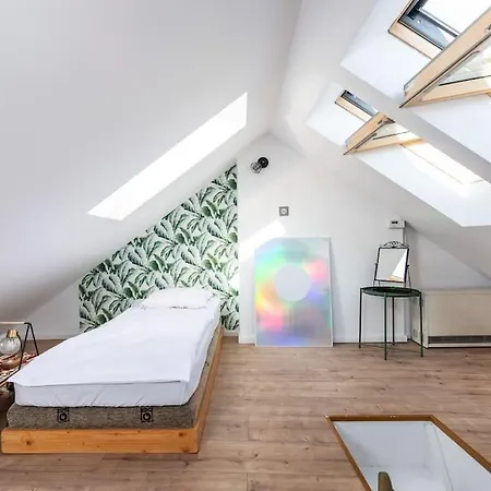 Апартаменты Artistic Flat With Entresol - 5' Market Square - By Upstairs *