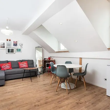 Daire Artistic Flat With Entresol - 5' Market Square - By Upstairs