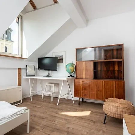 Artistic Flat With Entresol - 5' Market Square - By Upstairs Apartment